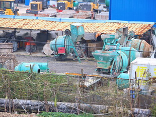 施工现场的多台机械设备