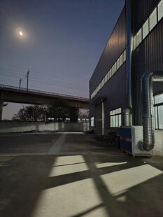 黄昏下的工业建筑场景