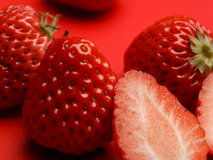 鲜红多汁的新鲜草莓