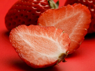 鲜红多汁切开的新鲜草莓