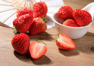 新鲜草莓摆放在木桌上