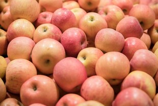 新鲜红苹果堆叠