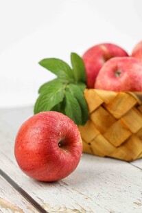 篮子里的红苹果与绿叶