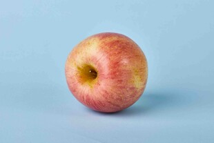 单个红苹果特写