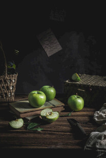 木桌上的鲜绿苹果静物