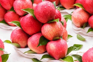 新鲜红苹果堆叠展示