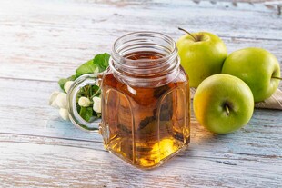 玻璃罐中的苹果醋与青苹果