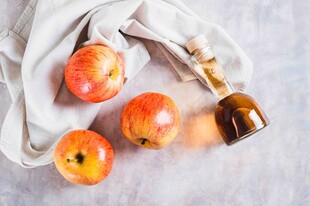 新鲜苹果与精油瓶静物图