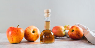 苹果旁的苹果醋