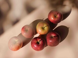 新鲜红苹果的诱人