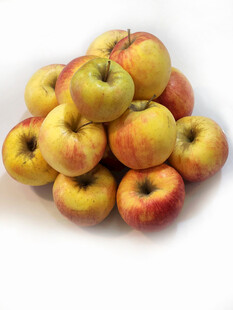 一堆色泽诱人的新鲜苹果