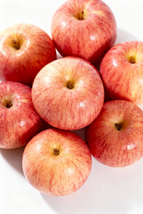 新鲜红苹果堆叠展示