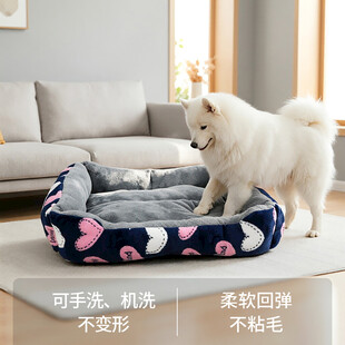 可爱萨摩耶躺舒适狗窝