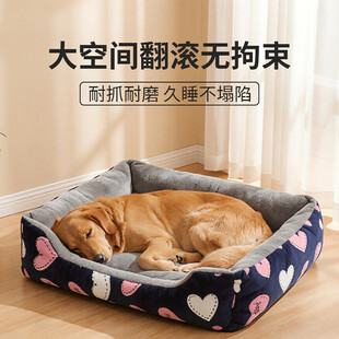 大狗舒适睡在爱心图案狗窝
