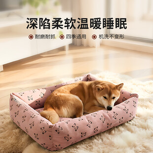 柴犬舒适窝中惬意沉睡