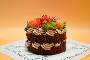 水果装饰红丝绒蛋糕