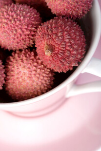 杯中鲜美的红荔枝