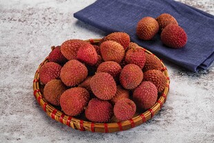 竹篮中的新鲜荔枝