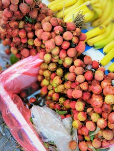 新鲜荔枝与香蕉摆卖