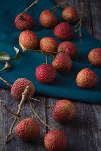 新鲜荔枝摆放在蓝色布上