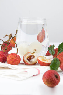 玻璃罐中的新鲜荔枝