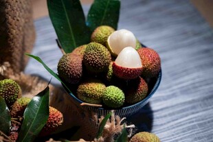 新鲜多样荔枝摆放在碗中