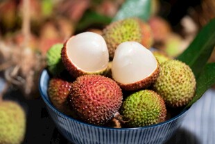 碗中新鲜荔枝果肉饱满