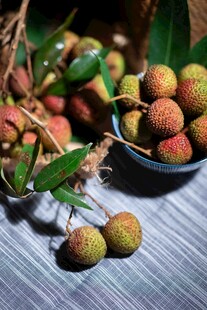 新鲜荔枝摆于石板上