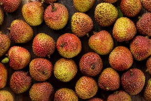 新鲜饱满的荔枝果实