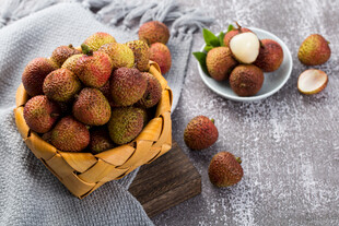 竹篮盛放的新鲜美味荔枝