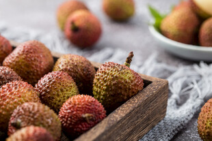 木盒中的新鲜荔枝果