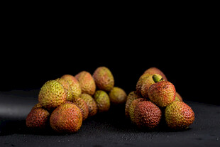 新鲜荔枝堆叠展示