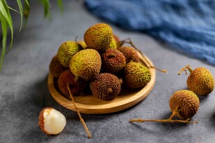 新鲜荔枝摆放在木盘上