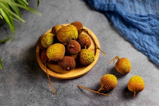 木盘里的新鲜荔枝