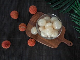 木盘盛荔枝果肉与鲜果