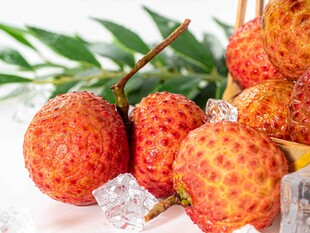 新鲜荔枝置于冰上