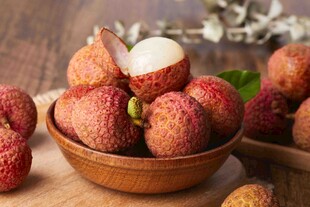 木碗中的新鲜美味荔枝