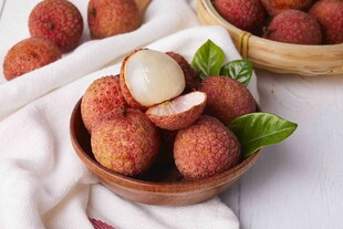 木碗中新鲜诱人的荔枝