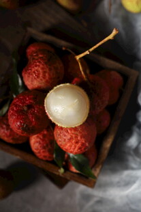 木盒中新鲜诱人的荔枝