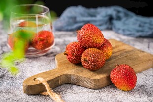 新鲜诱人的草莓与饮品