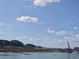 江边美景与红色建筑