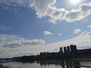 城市河畔蓝天白云美景