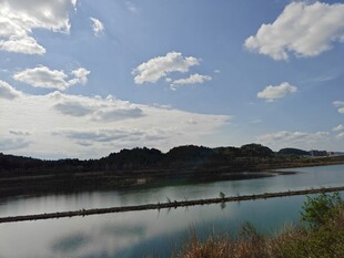 宁静湖景与蓝天白云相映