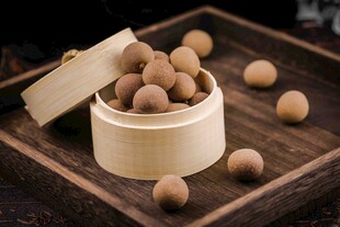 木制容器中的圆润桂圆