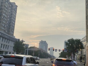 城市街道繁忙交通景象