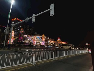 城市夜景中的璀璨建筑