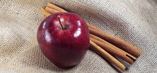 红苹果与肉桂棒静物图