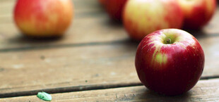 木桌上的鲜红苹果