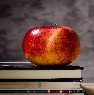 书本上的红苹果