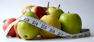 水果旁的卷尺与健康测量